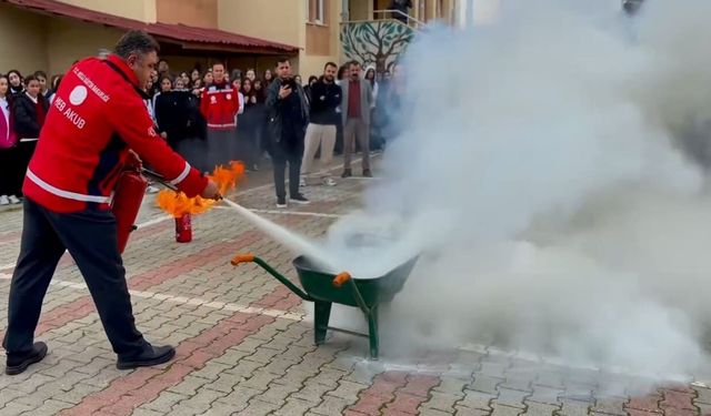 Van’da öğrenciler için deprem, yangın ve tahliye tatbikatı yapıldı