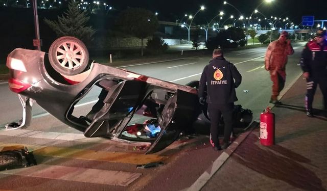 Van Edremit'te otomobil takla attı: 2 kişi yaralandı