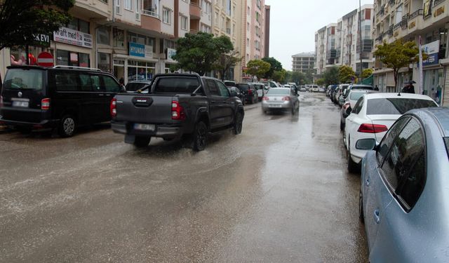 Van’da sağanak yağış hayatı olumsuz etkiledi! Yollar göle döndü