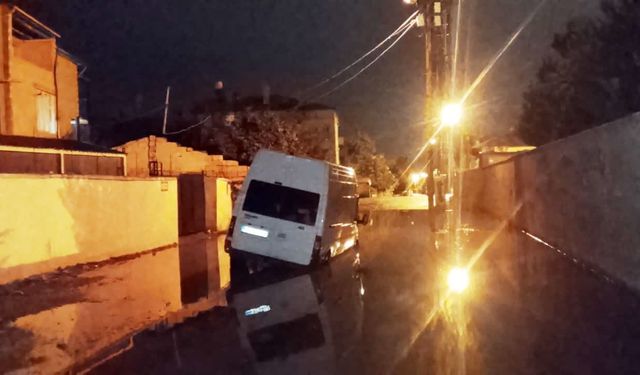 Van’da yol göle döndü, araçlar mahsur kaldı!