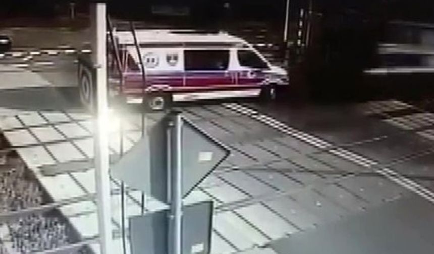 Polonya'da trenin ambulansa çarpma anı kameralara yansıdı
