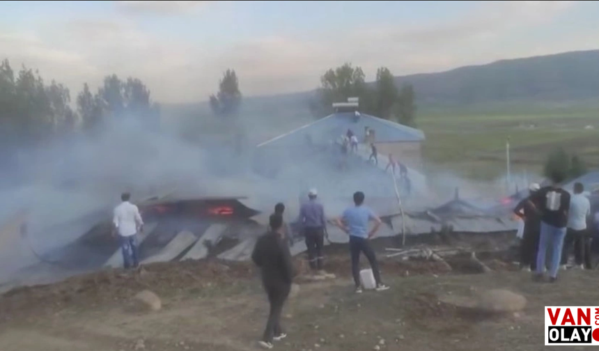 Özalp'ta Yangın Paniği: Bir Ev ve Ahır Kül Oldu