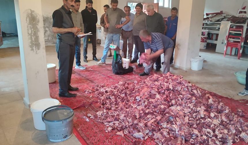 Gevaş'ın Kazanç mahallesinde örnek kurban eti dağıtımı