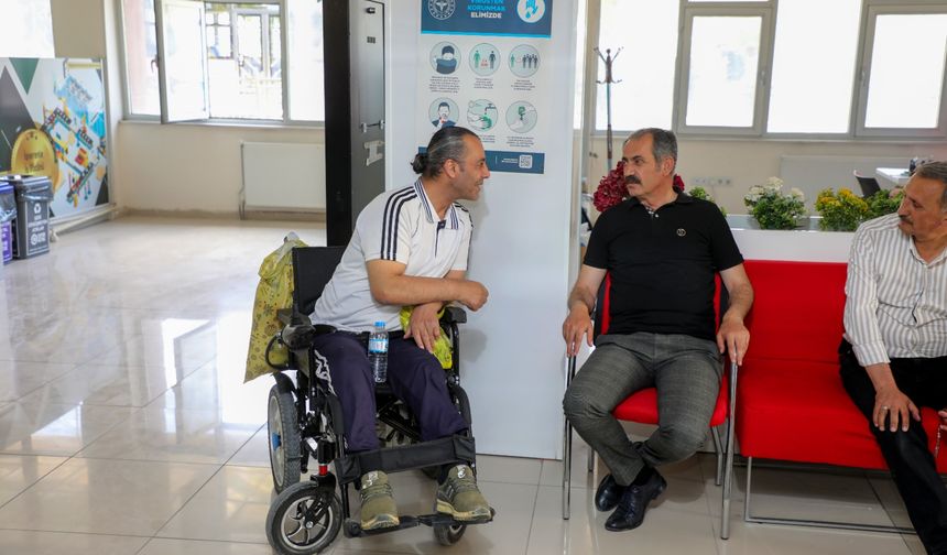 Başkan Tanış, Engelli Vatandaşın Taleplerini Dinledi