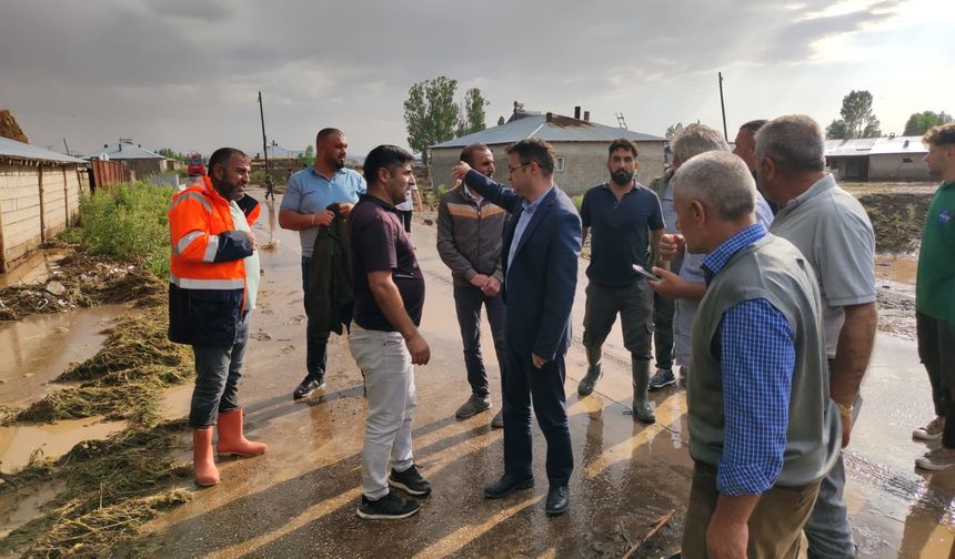 Van Özalp'ta Sel Sonrası İlçe Kaymakamı ve Belediye Başkan Vekili, Hasarlı Bölgeyi Ziyaret Etti