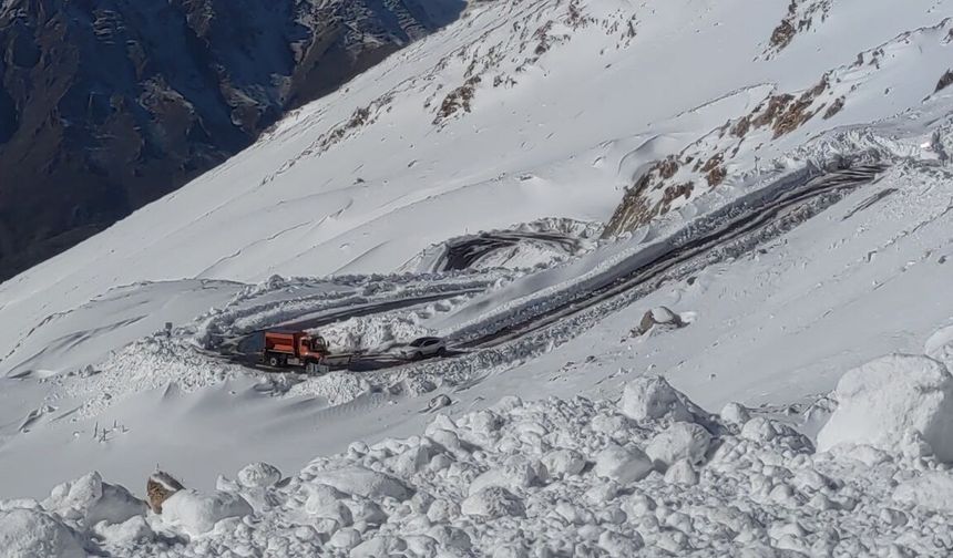Van-Bahçesaray yolu 6 ay sonra açıldı