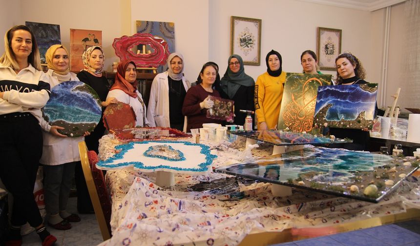 Van’da kadınlar epoksi sanatı ile ev ekonomisine katkı sunuyor