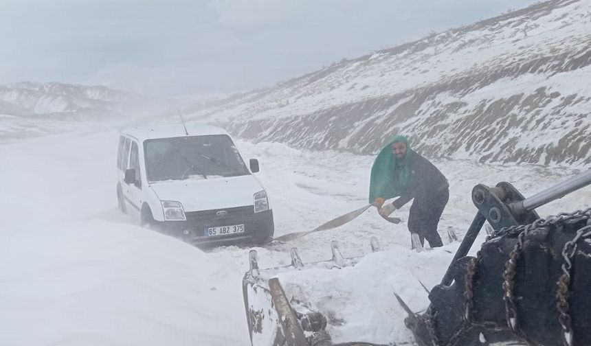 Van'da karla mücadele çalışmaları sürüyor