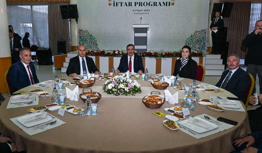 Cumhurbaşkanı Yardımcısı Yılmaz, Ağrı'da iftar programına katıldı