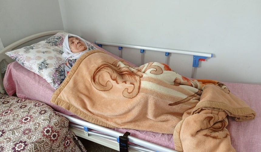 Van'da felçli kadın hasta yatağına kavuştu
