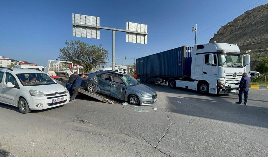Van'da otomobil tıra çarptı: 1 ölü 2 yaralı