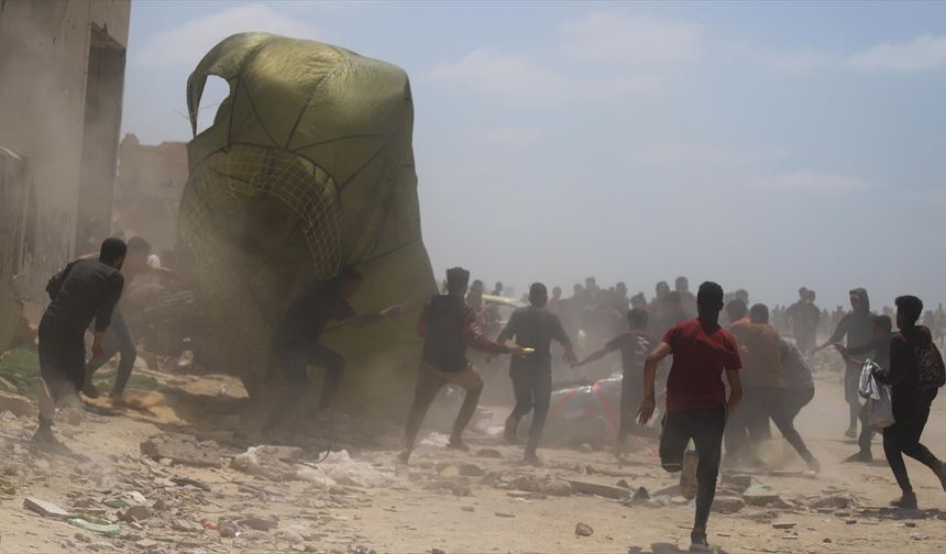 Gazze'ye havadan bırakılan yardım, Filistinlilerin üzerine düştü
