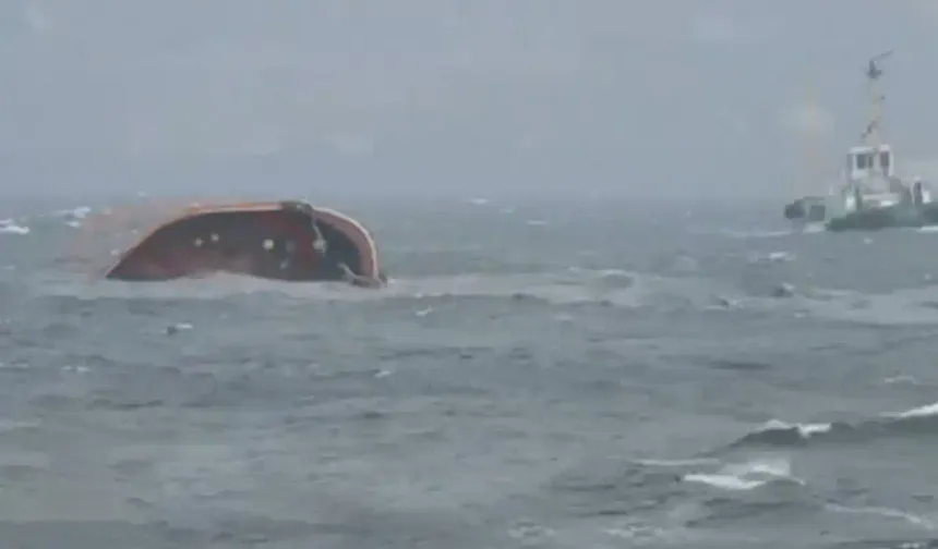 Filipinler'de petrol taşıyan gemi, alabora oldu