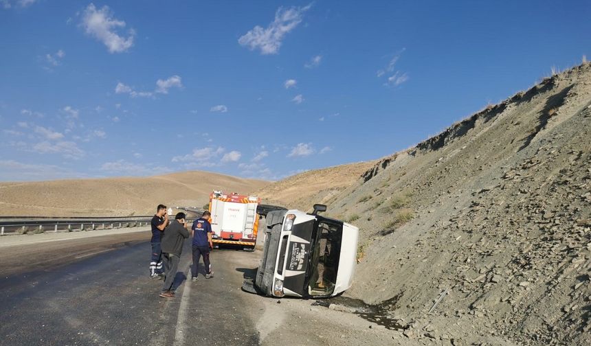 Van'da minibüs yan yattı! Yaralılar var...