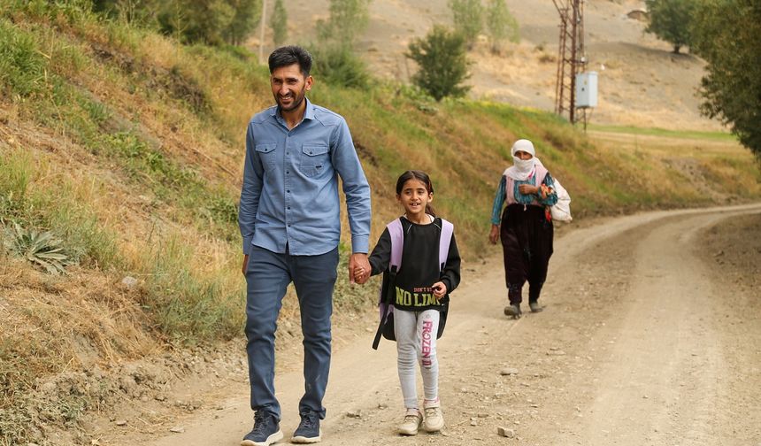 Vanlı Hasret, bu yıl da okula yalnız başladı