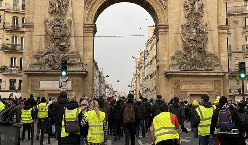 Sarı yelekliler Paris'te sokağa indi!