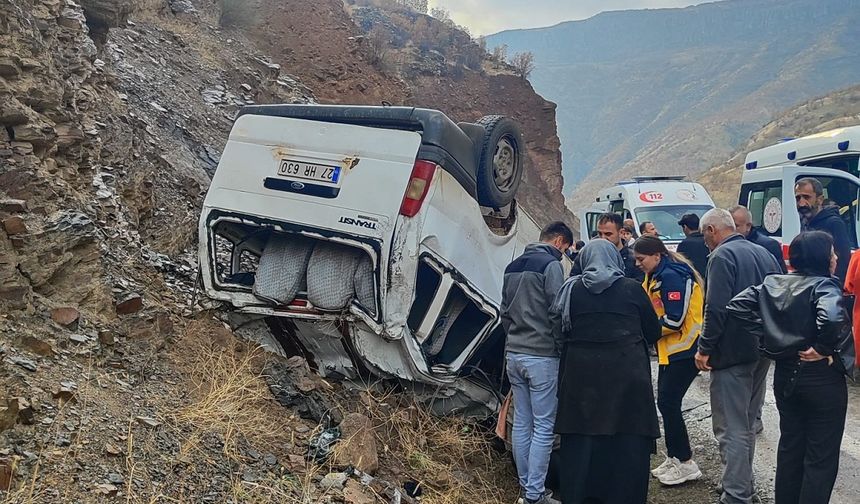 Hakkari'de minibüs takla attı! Çok sayıda yaralı...