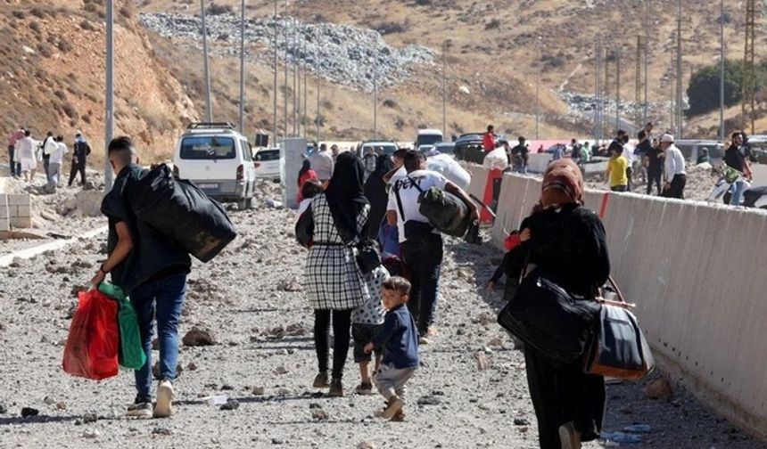 Lübnan'dan yüz binlerce kişi Suriye'ye geçti!