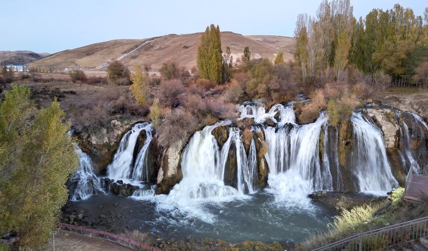 Van Muradiye Şelalesi'nde sonbahar güzelliği