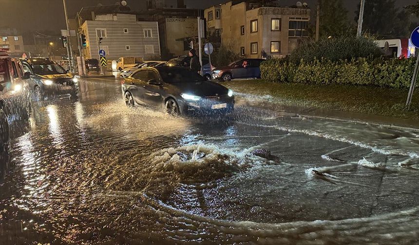 İzmir'de sağanak etkili oldu