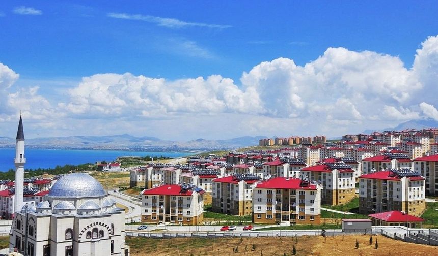 Edremit TOKİ’de çöp ve koku sorunu!