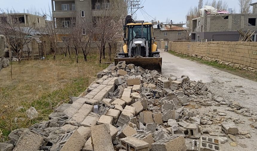 İpekyolu'nda şiddetli rüzgarın yıktığı duvar temizlendi