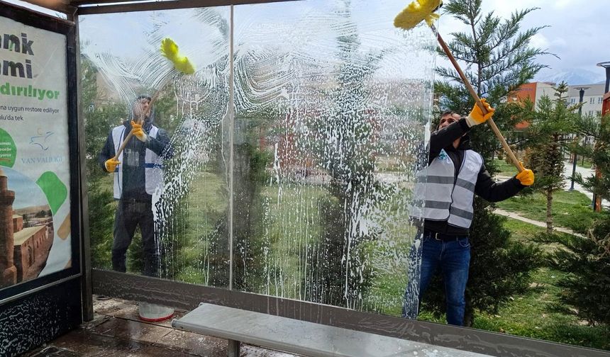 Van’daki durak ve üst geçitlerde temizlik