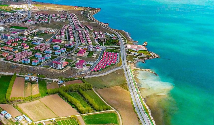 Büyükşehir Erciş'teki yolları yeniliyor