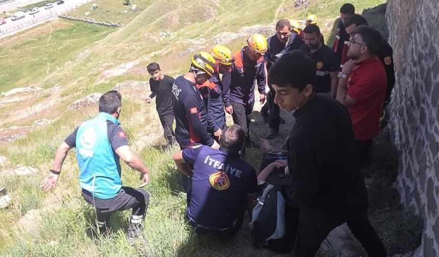 Van Kalesi’nde mahsur kalan vatandaş kurtarıldı