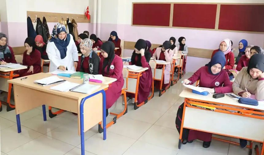Lise son sınıf öğrencilerine hedef temelli destek eğitimi dersi