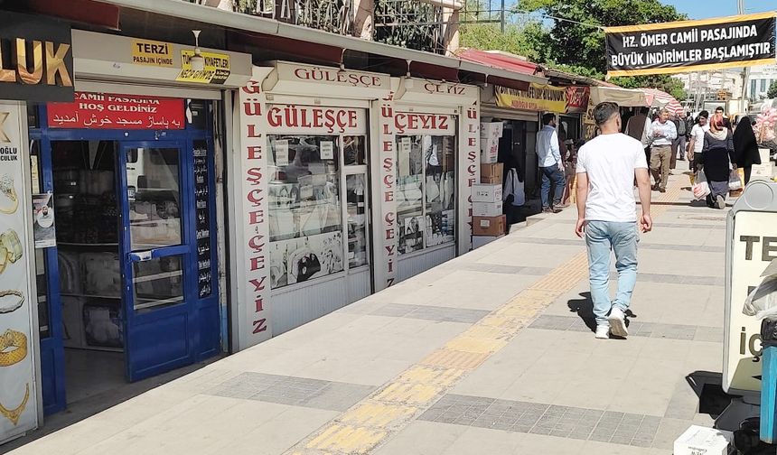 Van’da pasaj esnafı büyük indirime gitti