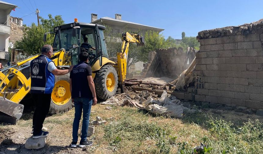 Tuşba’da ahırların yıkımına başlandı