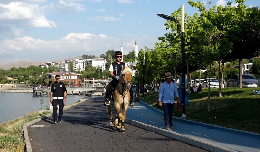 Edremit’te atlı ekipler göreve başladı