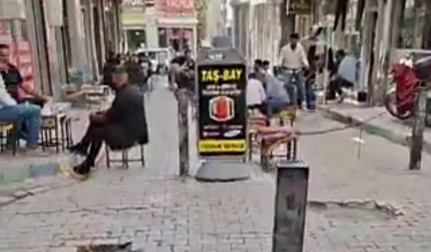 İpekyolu’nda yol ve kaldırımlar esnaf işgali altında! Yolu zincirle kapattılar