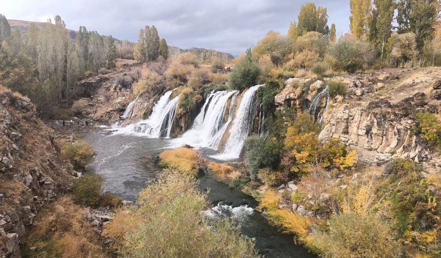 Doğunun saklı cenneti: Muradiye Şelalesi sonbaharda büyülüyor