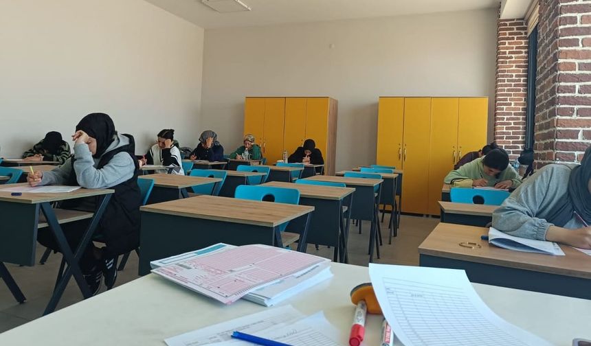 Edremit'te öğrencilere ücretsiz deneme sınavı desteği