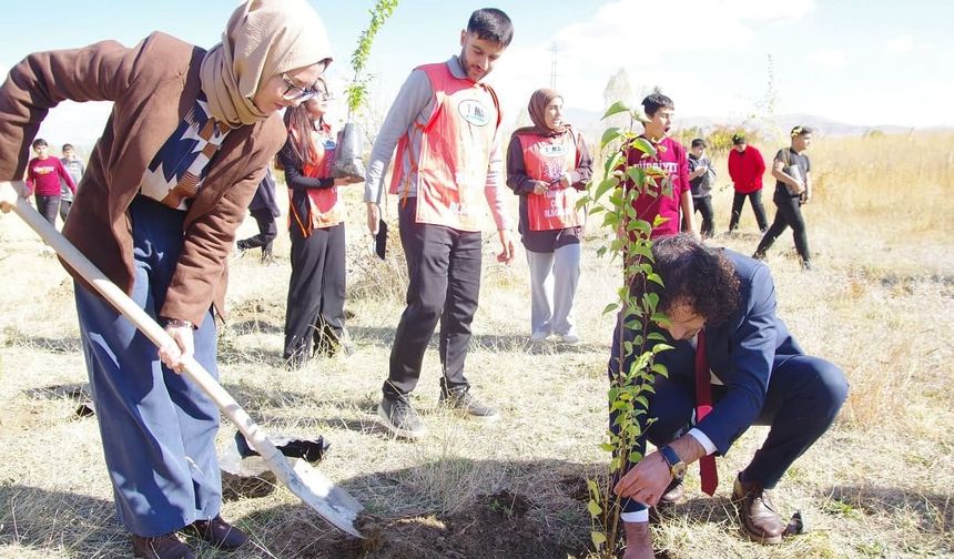 Van’da öğrenciler fidanları toprakla buluşturdu