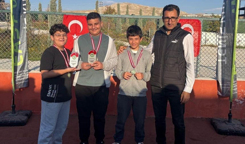 Van’daki tenis turnuvasının kazananları belli oldu