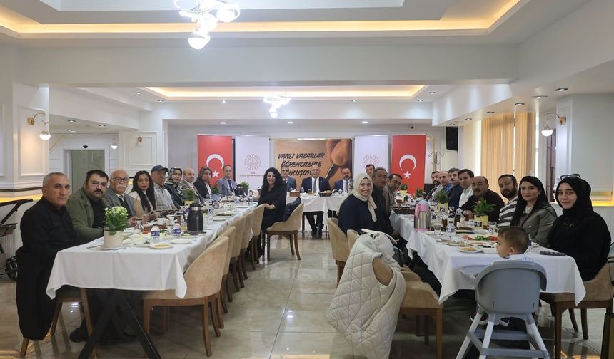 Vanlı şair ve yazarlar kahvaltıda buluştu