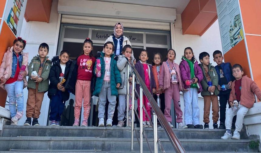 Anne ve çocuklar, kütüphanede masalın büyülü dünyasında buluştu