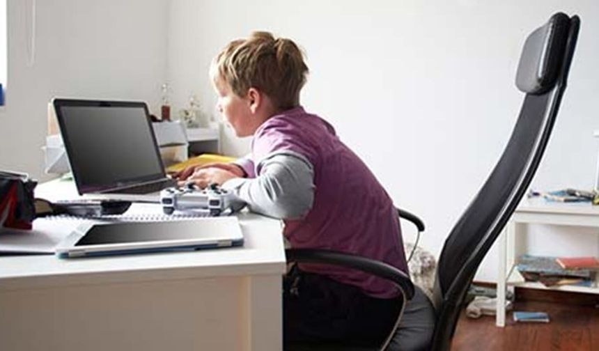 Bilgisayar bağımlılığı, ciddi duruş problemlerine yol açıyor