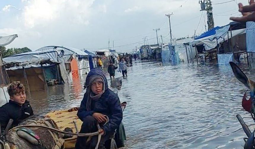 Gazze'de saldırılar devam ederken yağışlar binlerce çadırı sular altında bıraktı