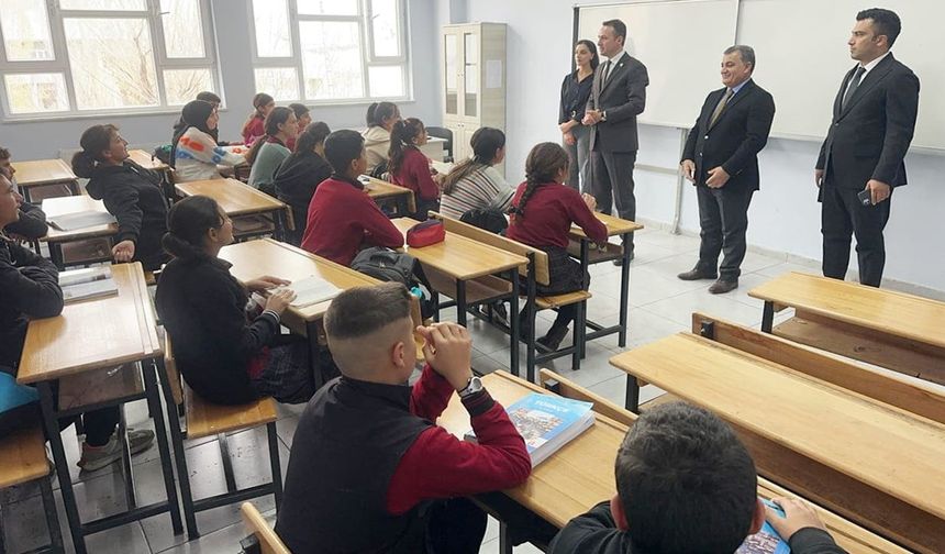 Kaymakam Bakan, öğrencilerle bir araya geldi