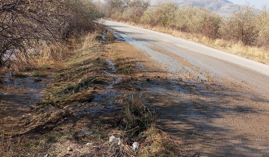 Kıratlı Mahallesi’nde patlayan kanalizasyon borusu çevreyi tehdit ediyor