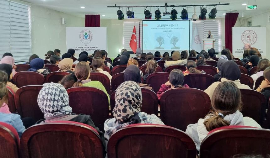 Muradiye’de öğrencilere ‘Ailede Ahlaki Değerler’ semineri verildi