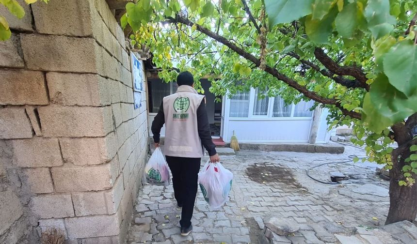 Umut Kervanı’ndan Muradiye’deki ihtiyaç sahiplerine yardım eli