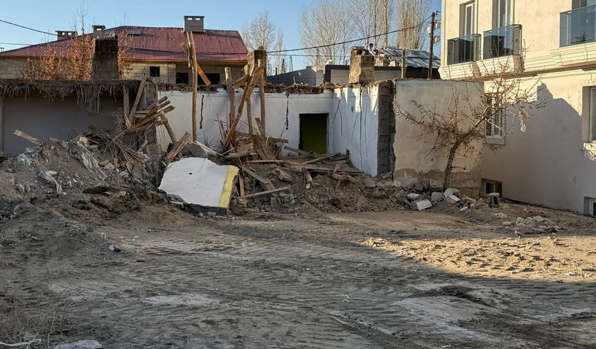 İpekyolu’nda metruk yapıların yıkımı sürüyor