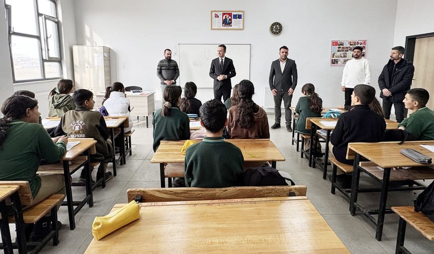 Kaymakam Bakan’dan Recep Tayyip Erdoğan Ortaokulu’na ziyaret