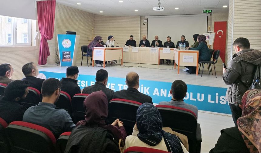 Kaymakam Yıldız, Mevlid-i Nebi panelinin yarı finalinde öğrencilerle buluştu