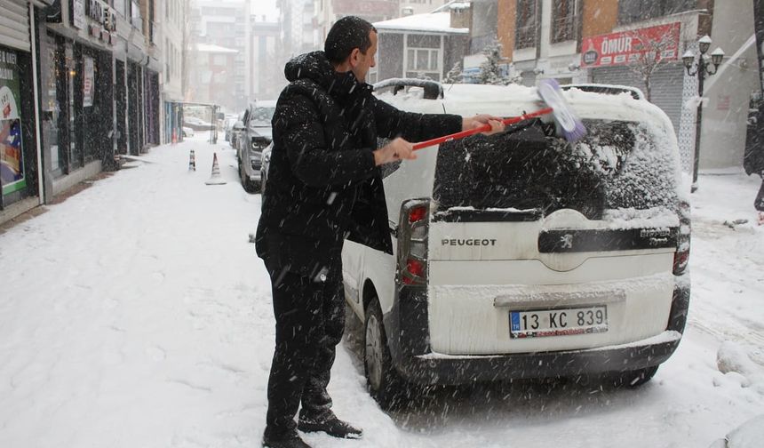Van’da kış yüzünü gösterdi! 11 yol ulaşıma kapandı